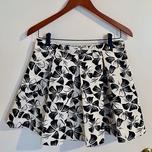 Forever 21 Pleated Black & Off-White Floral Skirt